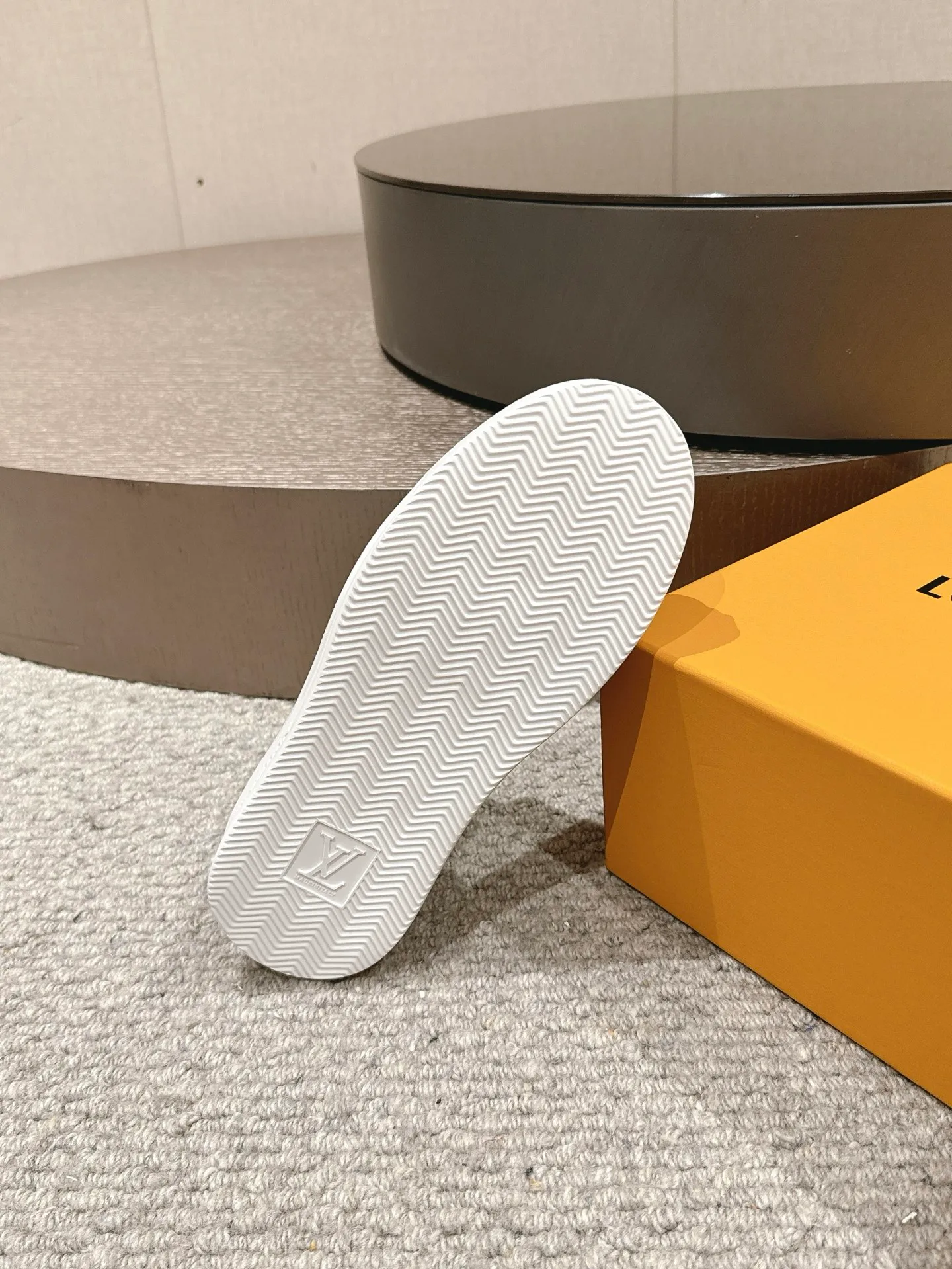 👟👟Ex-factory price 680👟👟 LV25 new style white shoes, best-selling model in the counter window, very three-dimensional and beautiful! Personalized printing, three-dimensional printed cowhide fabric...cowhide feet...original 4cm thick sole...Logo hot stamping, matching packaging, code number: 37-44 (45 customized, non-refundable)